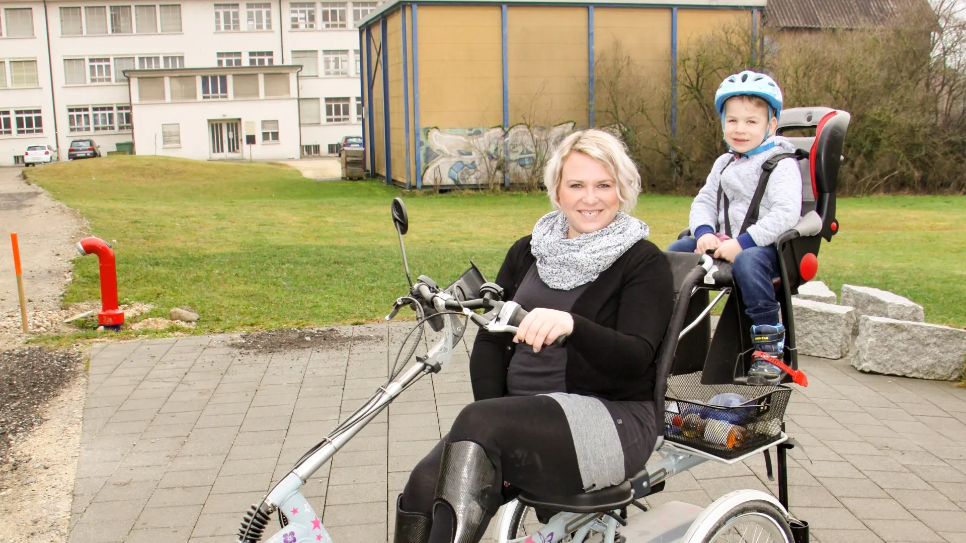 Julia Gartenbach erlitt im 4. Schwangerschaftsmonat einen Bandscheibenvorfall und ist seither auf den Rollstuhl angewiesen.